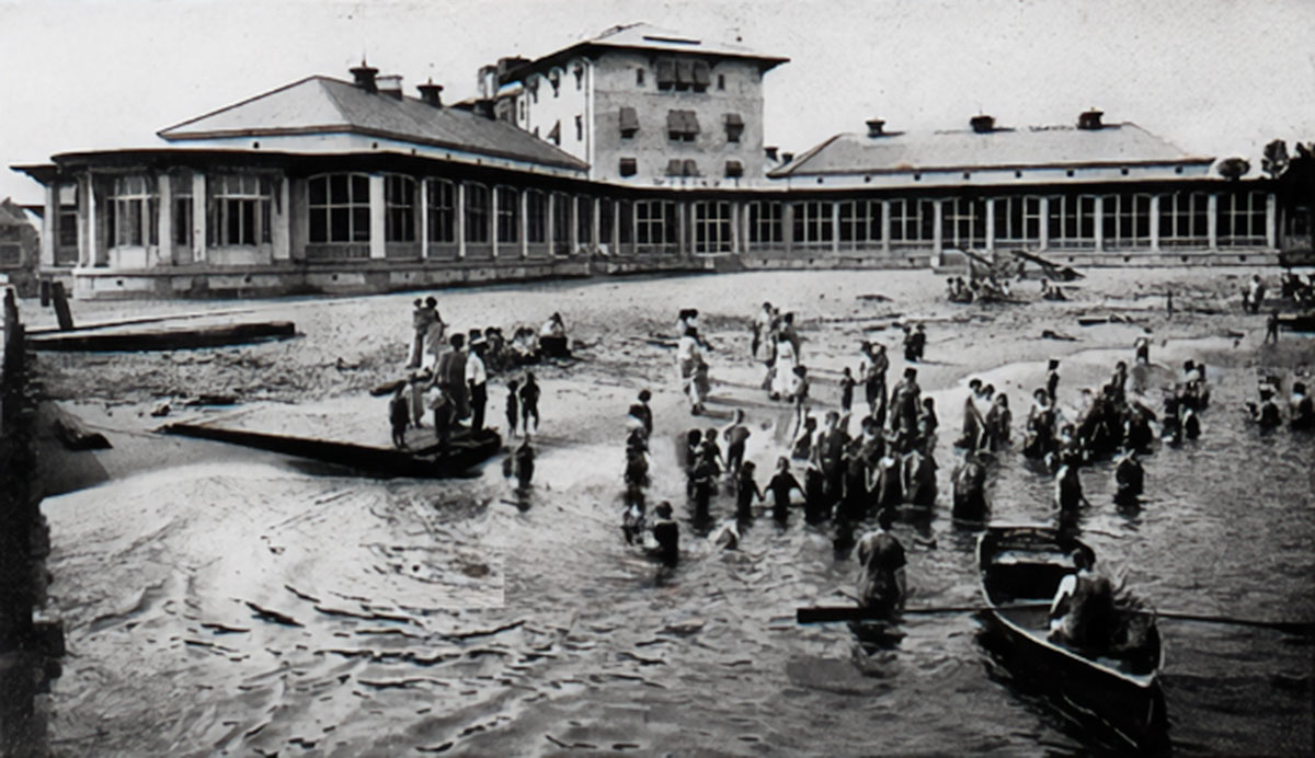 Seaside Hospital, with kids on the beach, 1929